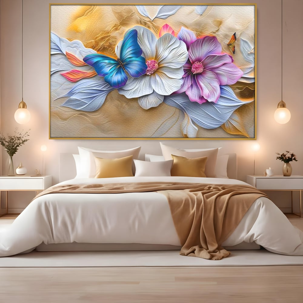 Tablou canvas cu tablou canvas cu flori si fluture, in rama de aluminiu auriu, pe perete intr-un dormitor